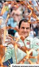  ??  ?? Federer ergueu nova taça