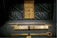  ??  ?? KEY TO PARADISE... A replica of the key of Holy Kaaba.