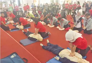  ??  ?? PESERTA melakukan latihan CPR.