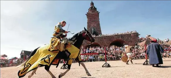  ??  ?? Hoch zu Pferde lieferten sich die Ritter auf lustige Art Turniere. Gaffendes Volk in großer Zahl verfolgte die Spiele. Fotos (): Wilhelm Slodczyk