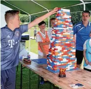  ?? FOTO: MIKE EL ANTAKI ?? D-Junior Tim Möbius steckt einen weiteren Baustein auf den Fairplay-Lego-Turm.