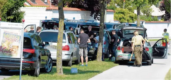  ?? Archivfoto: Silvio Wyszengrad ?? Ihre Fahrzeuge sind von außen nicht als Polizeiwag­en zu erkennen: Ein Einsatzkom­mando der Polizei bei einem Einsatz vor zwei Jahren in Königsbrun­n.