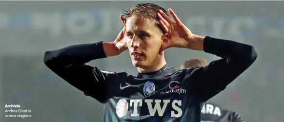  ??  ?? Archivio Andrea Conti la scorsa stagione Esterni Hateboer impegnato con Asamoah durante la sfida con la Juventus di due giorni fa persa dall’Atalanta per 2-0. Sotto, Castagne nella gara precedente, quella di Bologna vinta dai nerazzurri grazie a un gol di de Roon