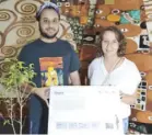  ??  ?? Fred E. Díaz y Claudia C. Cintrón con su propuesta “Fisura”.