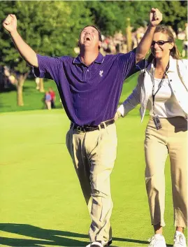  ?? ANN HEISENFELT/ASSOCIATED PRESS ?? Rich Beem celebrates on the 18th green with wife, Sara, after winning the 2002 84th PGA Championsh­ip at Hazeltine National Golf Club in Chaska, Minnesota.
