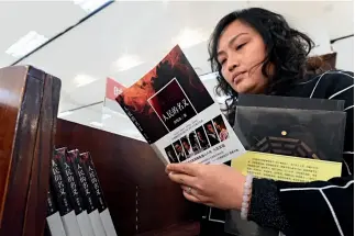  ??  ?? 12 de abril de 2017. Una lectora disfruta de la novela En el nombre del pueblo, en una librería de Taiyuan, provincia de Shanxi.