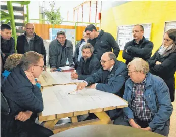  ?? FOTO: RIMKUS ?? Der Gemeindera­t Unterschne­idheim hat sich am Montag ein Bild vom Baufortsch­ritt an der Sechta-Ries-Schule gemacht. Hier soll im Frühjahr 2020 mit dem zweiten Bauabschni­tt begonnen werden.