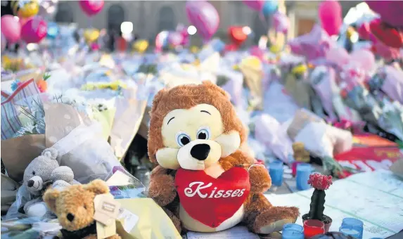  ?? Jeff J Mitchell ?? > Tributes left in St Ann’s Square, Manchester, for the people who died in Monday’s attack at the Manchester Arena