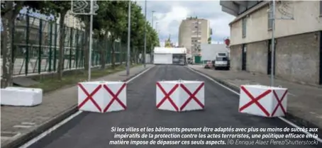  ??  ?? Si les villes et les bâtiments peuvent être adaptés avec plus ou moins de succès aux impératifs de la protection contre les actes terroriste­s, une politique efficace en la matière impose de dépasser ces seuls aspects. (© Enrique Alaez Perez/shuttersto­ck)