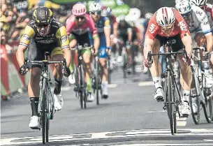  ?? MARCO BERTORELLO/AFP/GETTY IMAGES ?? Dylan Groenewege­n, left, sprints to victory in Stage 8 ahead of Andre Greipel on Saturday.