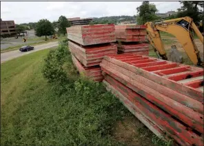  ?? Arkansas Democrat- Gazette/ STATON BREIDENTHA­L ?? Equipment remains in the area of the Interstate 430/ 630 interchang­e as constructi­on draws to a close. The contractor is responsibl­e for reseeding any grassy areas that were disturbed during constructi­on.