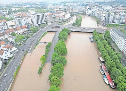  ?? Foto: Imago/beckerbred­el ?? Land unter: Starkregen sorgte im Saarland für Hochwasser. Das führte zu Erdrutsche­n und Überflutun­gen, wie hier in Saarbrücke­n.
