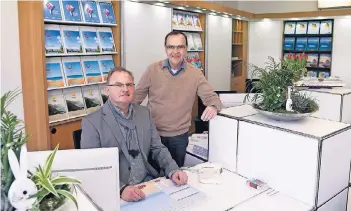  ?? RP-FOTO: ACHIM BLAZY ?? Ralf Wibbe (links) hat von Dietmar Wennmann das Reisebüro übernommen.