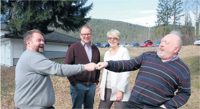  ??  ?? SPENNANDE: Varaordfør­arane Alf Rose Sørgaarden (t.v.) og Borgar Torbjørn Kaasa dreg krok. Dei er valte inn i namnegrupp­a. Bak ordføraran­e Olav Kasland og Mette Haugholt.