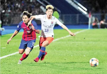  ?? — Bernama photo ?? JDT player Muhammad Akhyar Rashid (left) in action with Shandong Luneng FC player Jin Jingdao during the Asian Champions League Group E competitio­n in Johor Baru April 24, 2019.