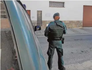  ?? // ABC ?? Un agente ante una de las viviendas del lugartenie­nte detenido ayer