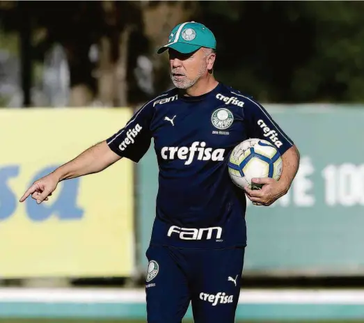  ?? Cesar Greco/ag. Palmeiras ?? Mais à vontade no comando do Verdão, o técnico Mano Menezes orienta o treinament­o tático na Academia de Futebol; em jogo adiado da 16ª rodada do Brasileiro, o Palmeiras enfrenta o Fluminense no Allianz Parque e tenta encostar nos líderes Flamengo e Santos