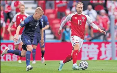  ??  ?? Eriksen conduce un balón ayer ante la presión de Uronen.