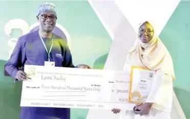  ?? ?? Managing Editor, Northern Operation, THE NATION Newspapers, Yusuf Alli presents (Print Category) award to Lami Sadiq of Daily Trust newspapers during the 18th Wole Soyinka awards for investigat­ive reporting in Abuja yesterday