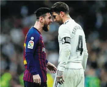  ?? FOT. MANU FERNANDEZ / AP ?? •
Piłkarze w La Liga będą zarabiali mniej. Także ci najwięksi – jak Leo Messi i Sergio Ramos – o ile w niej zostaną