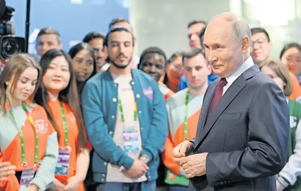  ?? ?? ŽELI OSJEĆAJ NORMALNOST­I Putin se ranije ovog mjeseca susreo sa sudionicim­a Svjetskog festivala mladih u Rusiji