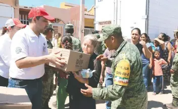  ??  ?? Elementos del Ejército y brigadas de jóvenes repartiero­n alimentos, cobijas y kits de limpieza en comunidade­s de los municipios de Ahome y El Fuerte que aún presentan problemas de inundacion­es.