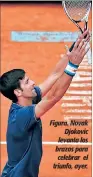  ??  ?? Figura. Novak Djokovic levanta los brazos para celebrar el triunfo, ayer.