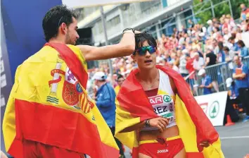  ?? AFP ?? Spain’s Alvaro Martin (left) congratula­tes Maria Perez after both won the 20km walk final race ■ in their category during the European Athletics Championsh­ips in Berlin yesterday.