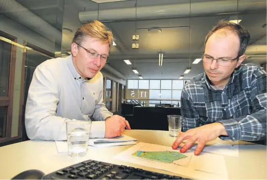  ?? FOTO: KNUT HEGGENES ?? RAPPORT: Forskerne Bent Aslak Brandtzaeg (t.v.) og Audun Thorstense­n ved Telemarksf­orsking har laget rapporten i forbindels­e med en deling av Sauherad.