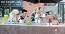  ?? KRIS DUBE
TORSTAR ?? Maureen Merritt, left, Will Weaver, Abbey Weaver and Kathy Weaver enjoy the patio at Brimstone Brewing Company in Ridgeway Friday afternoon.