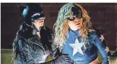  ?? FOTO: WARNER/SKY ?? Stargirl (Brec Bassinger, r.) findet auch verkleidet und in der amerikanis­chen Provinz neue Freunde.