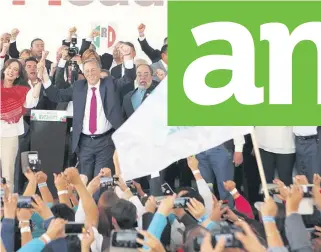  ?? Foto: Agencia Reforma ?? En el auditorio del INE. del tricolor./ José Antonio Meade estuvo acompañado por gobernador­es y ex dirigentes