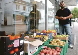  ??  ?? GRØNNSAKER: Det leveres grønnsaker til butikken hver tirsdag. Abo Klosa vil gjerne høre hvilke matvarer folk ønsker i butikken.