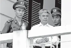  ??  ?? SON (tengah) diiringi anggota polis ketika dia meninggalk­an mahkamah selepas dijatuhkan hukuman mati di Hanoi, Vietnam semalam. — Gambar Reuters