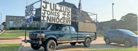  ?? CARLA HINTON/THE OKLAHOMAN ?? A truck’s signage proclaims Julius Jones’ innocence.