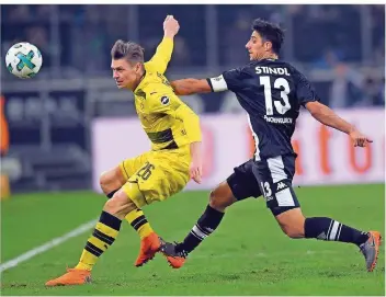  ?? FOTO: GAMBARINI/DPA ?? So wie er hier Gladbachs Lars Stindl davon abhält, an den Ball zu kommen, so will Lukasz Piszczek heute auch seine Gegenspiel­er von Atalanta Bergamo davon abhalten, Borussia Dortmund aus der Europa League zu werfen.