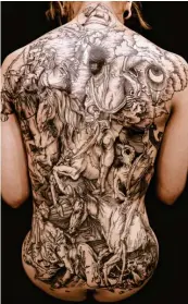  ?? Foto: Maud Dardeau ?? Dieses Tattoo stammt von Maud Dardeau, Paris 2012 – nach dem Motiv von Dürers „Die apokalypti­schen Reiter“, um 1497/1498.