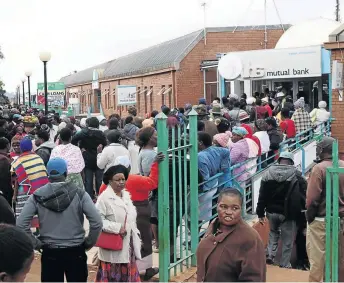  ?? /ANTONIO MUCHAVE ?? VBS Mutual Bank customers form long queues outside the bank in Thohoyando­u, Venda, yesterday to withdraw their monies.