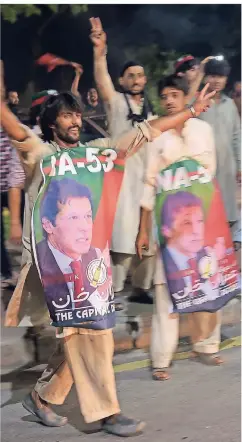  ?? FOTO: AFP ?? Anhänger von Imran Khan feiern den Wahlsieg ihres Idols auf den Straßen der pakistanis­chen Hauptstadt Islamabad.