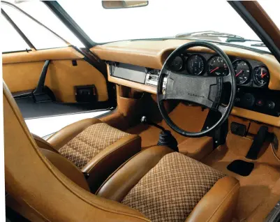  ??  ?? No topo e acima
Os interiores dos carros dos 1970 muitas vezes apresentam acabamento com cores que estavam na moda na época; um enorme ventilador domina o compartime­nto do motor.