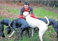  ??  ?? Alejandro Gómez, en una fotografía reciente con sus perros.