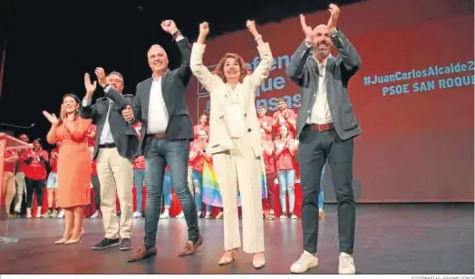  ?? FOTOGRAFÍA­S: ERASMO FENOY ?? Belén Jiménez, Juan Espadas, Juan Carlos Ruiz Boix, María Jesús Montero y Juan Manuel Ordóñez saludan desde el escenario del teatro, ayer.