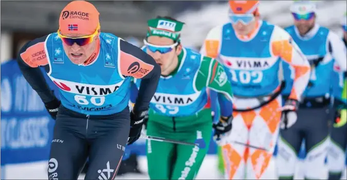  ?? FOTO: VISMA SKI CLASSICS ?? Joar Thele (til venstre) kom i mål som nummer 24 i sesongens fjerde løp i Visma Ski Classics. Dette bildet er fra et tidligere løp i langløpscu­pen.