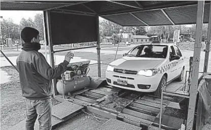  ?? (NICOLÁS BRAVO) ?? Instalació­n. En Mendiolaza se realiza una inspección vehicular cuya habilitaci­ón no es aún muy clara.