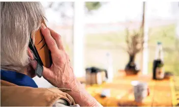  ?? SYMBOLBILD: SEBASTIAN GOLLNOW/DPA ?? Eine Seniorin aus Itter wurde Opfer einer Corona-betrugsmas­che. Sie glaubte, für ein lebensrett­endes Medikament für ihren erkrankten Sohn zu zahlen.