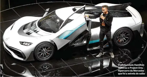  ?? DANIEL ROLAND/AFP ?? O piloto Lewis Hamilton mostrou o Project One, hipercarro da Mercedes que foi a estrela do salão