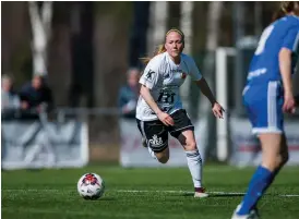  ?? Bild: SEBASTIAN LAMOTTE ?? STORSPELAD­E. Anna Larsson gjorde en stormatch i försvaret när Skoftebyn spelade 0-0 mot Qviding.