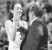  ?? Cloe Poisson Har t f ord Courant ?? CONNECTICU­T’S Breanna Stewart is high- f ived by Coach Geno Auriemma as she heads to the bench.