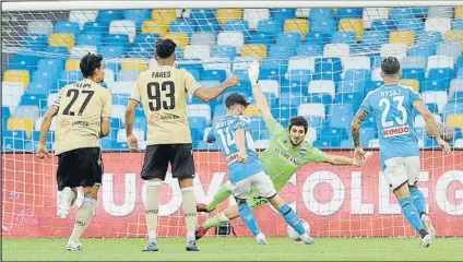  ?? FOTO: EFE ?? Otra genialidad de Mertens
Así picó el balón sobre la salida del portero tras pase de Fabián en el 1-0. Es el Pichichi histórico del club: 123