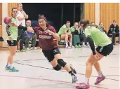  ?? RP-FOTO: NIPKO ?? Jennifer Peters vom ASV Rurtal-Hückelhove­n gelingt mit diesem Wurf nach 8:23 Minuten der Anschlusst­reffer zum 1:3 im Derby gegen den HSV Wegberg in der Handball-Bezirkslig­a.